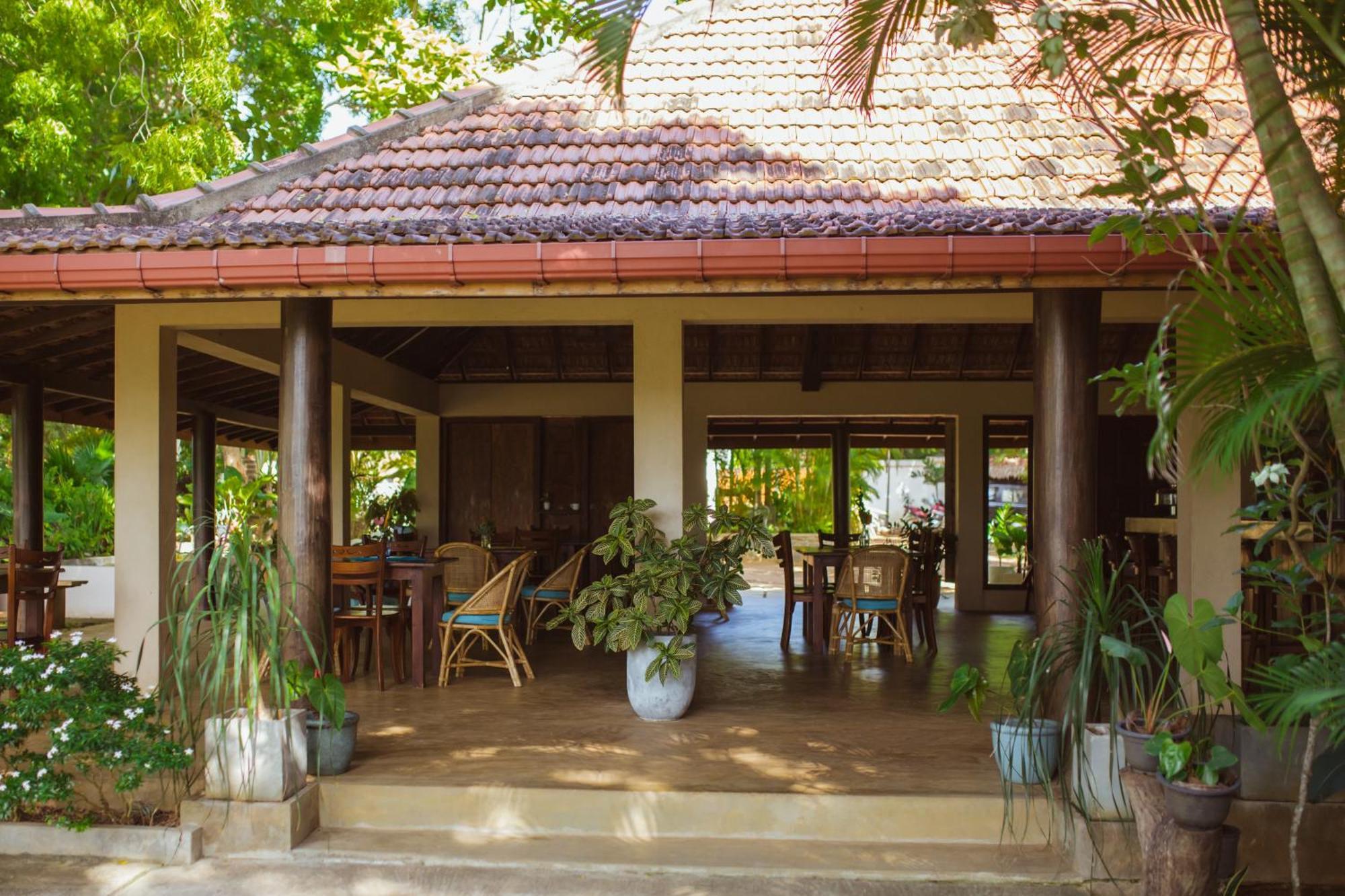 Omia Hotel Tangalle Exterior photo